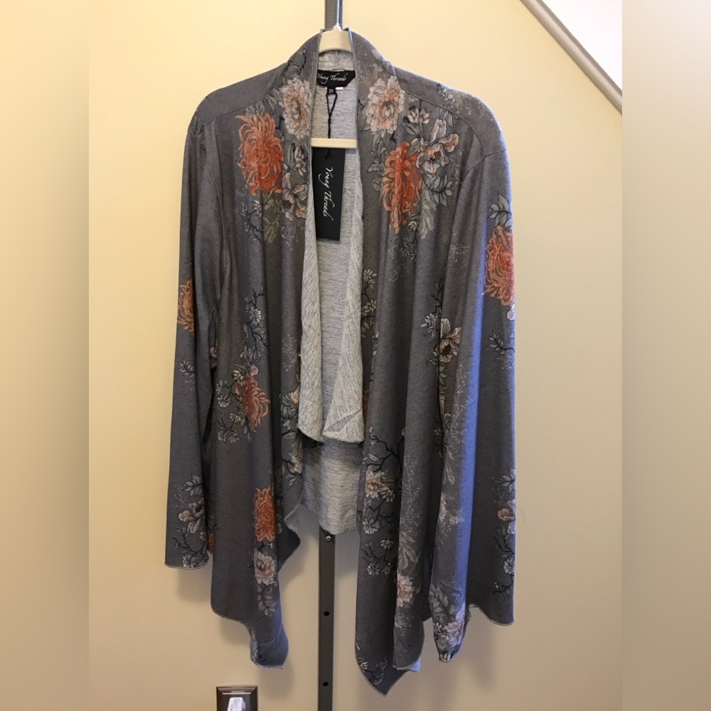 YOUNG THREADS NWT Kimono Grey Black Floral Knit Boho Style Size Medium